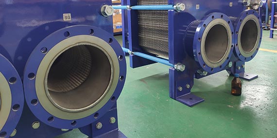 如何清洗工业设备中的板式换热器管道？